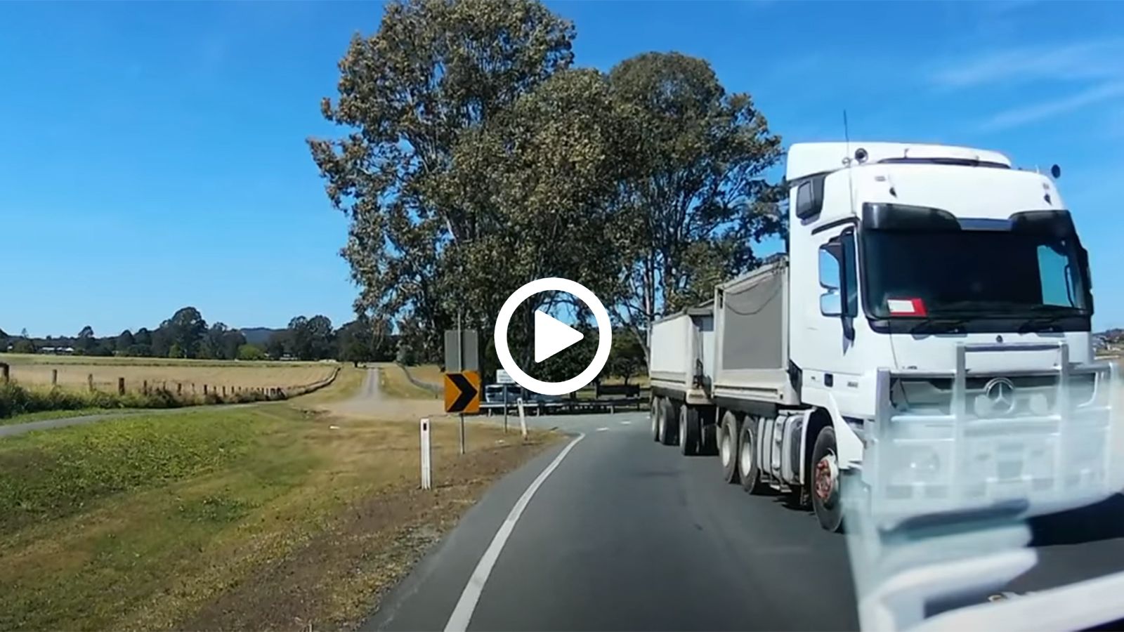 Φορτηγατζής σακατεύει ΙΧ και τον οδηγό του!