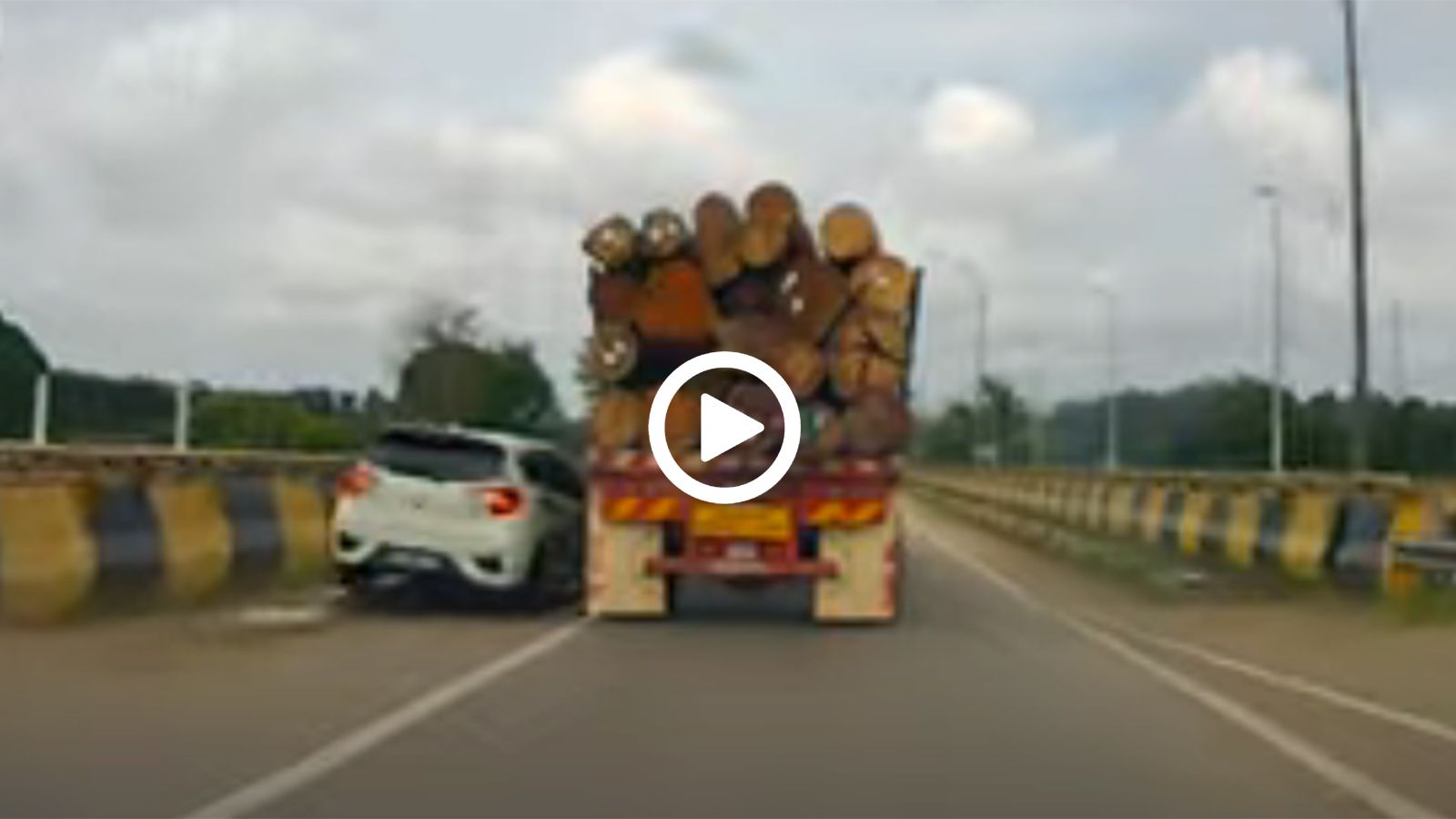 Έφαγε «ξύλο» από φορτηγό ξυλείας