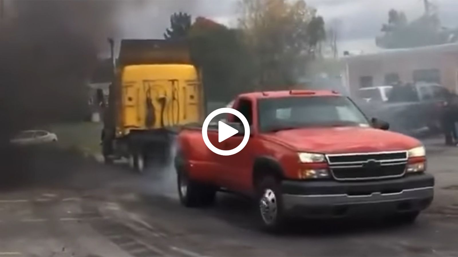 VIDEO: Pick-Up νικάει τράκτορα σε διελκυστίνδα