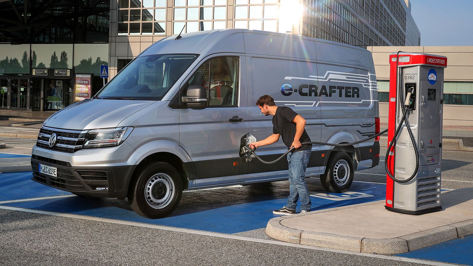 Το νέο αμιγώς ηλεκτρικό Volkswagen e-Crafter διευρύνει την πλήρη γκάμα του δημοφιλούς επαγγελματικού μοντέλου, ως το πρώτο μεγάλο βαν της μάρκας με μη