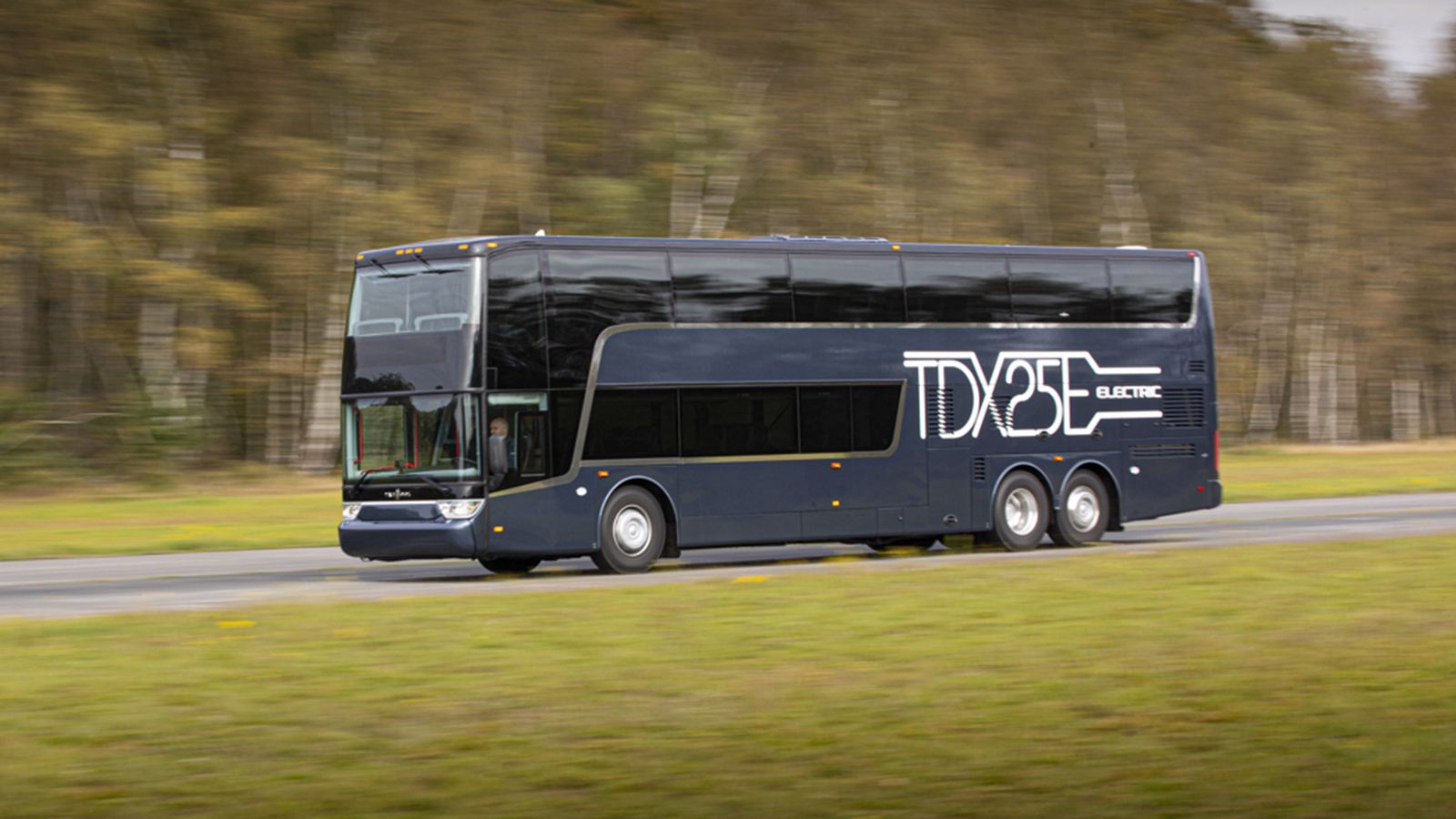 Αυτονομία 500 χλμ. υπόσχεται το Van Hool TDX25E. Η ηλεκτρική γραμμή κίνησης προέρχεται από τη Siemens και οι μπαταρίες από την Proterra.