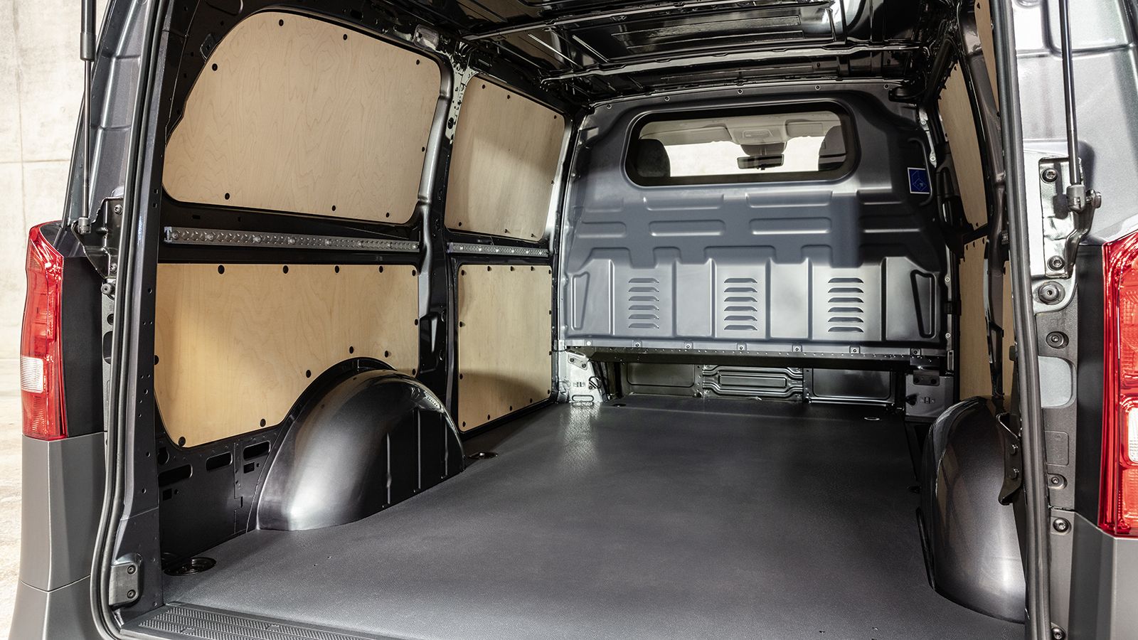 Ο χώρος φόρτωσης της έκδοσης Compact του Vito Van έχει μήκος 2.045 χλστ., που μπορεί να επεκταθεί στα 2.586 χλστ. αν χρησιμοποιηθεί ο χώρος της καμπίν