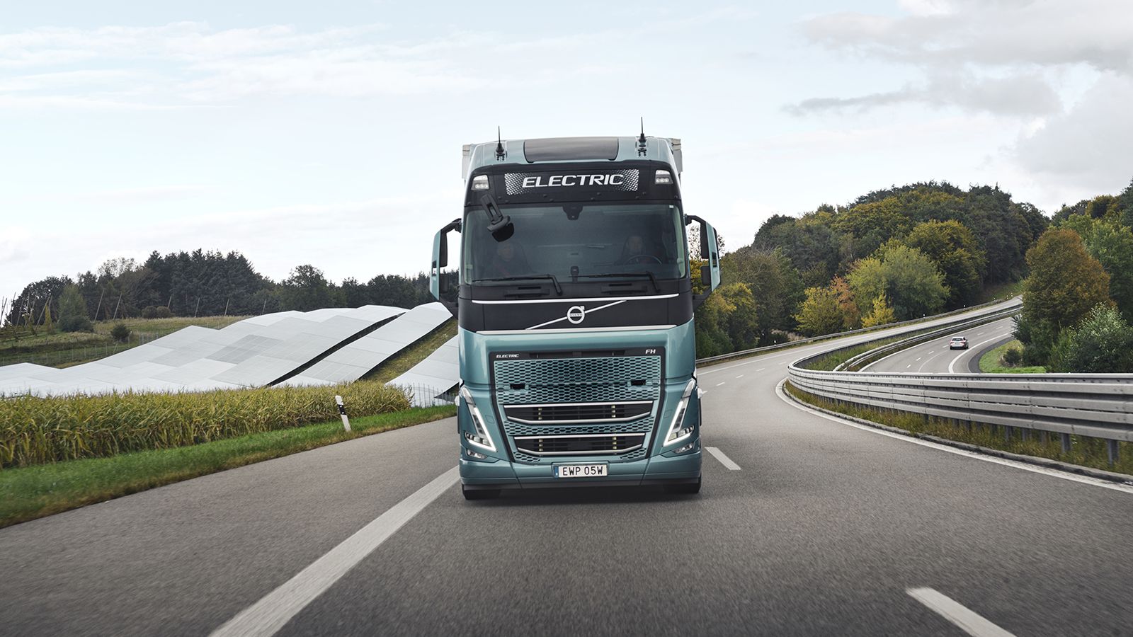 Το FH Electric εμφάνισε κατανάλωση 1,1 kWh/χλμ. και αυτονομία 345 χλμ. Σύμφωνα με τη Volvo, με μια στάση για σύντομη φόρτιση, μπορεί να διανύει ημερησ