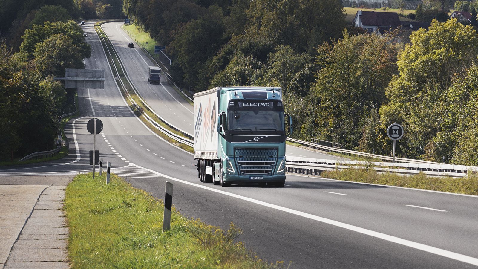 Το Volvo FH Electric διαθέτει μπαταρίες χωρητικότητας 540 kWh, οι οποίες τροφοδοτούν με ενέργεια την ηλεκτρική γραμμή κίνηση, συνεχούς ισχύος 490 kW (