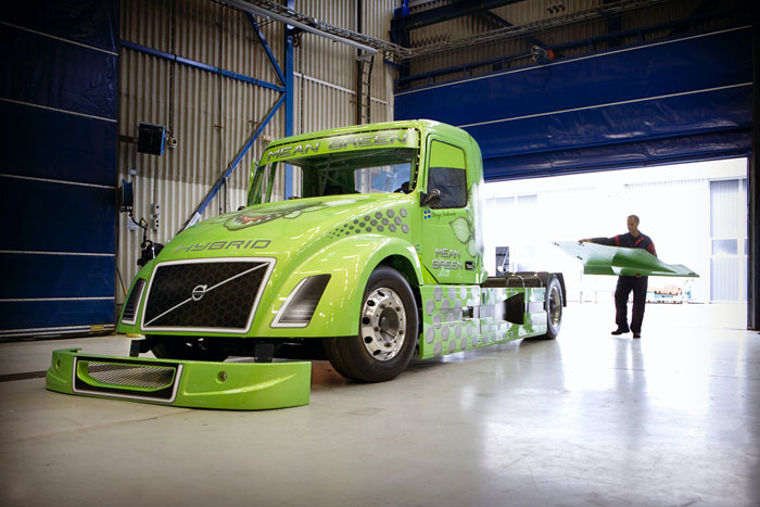 Το Volvo Mean Green Hybrid Truck