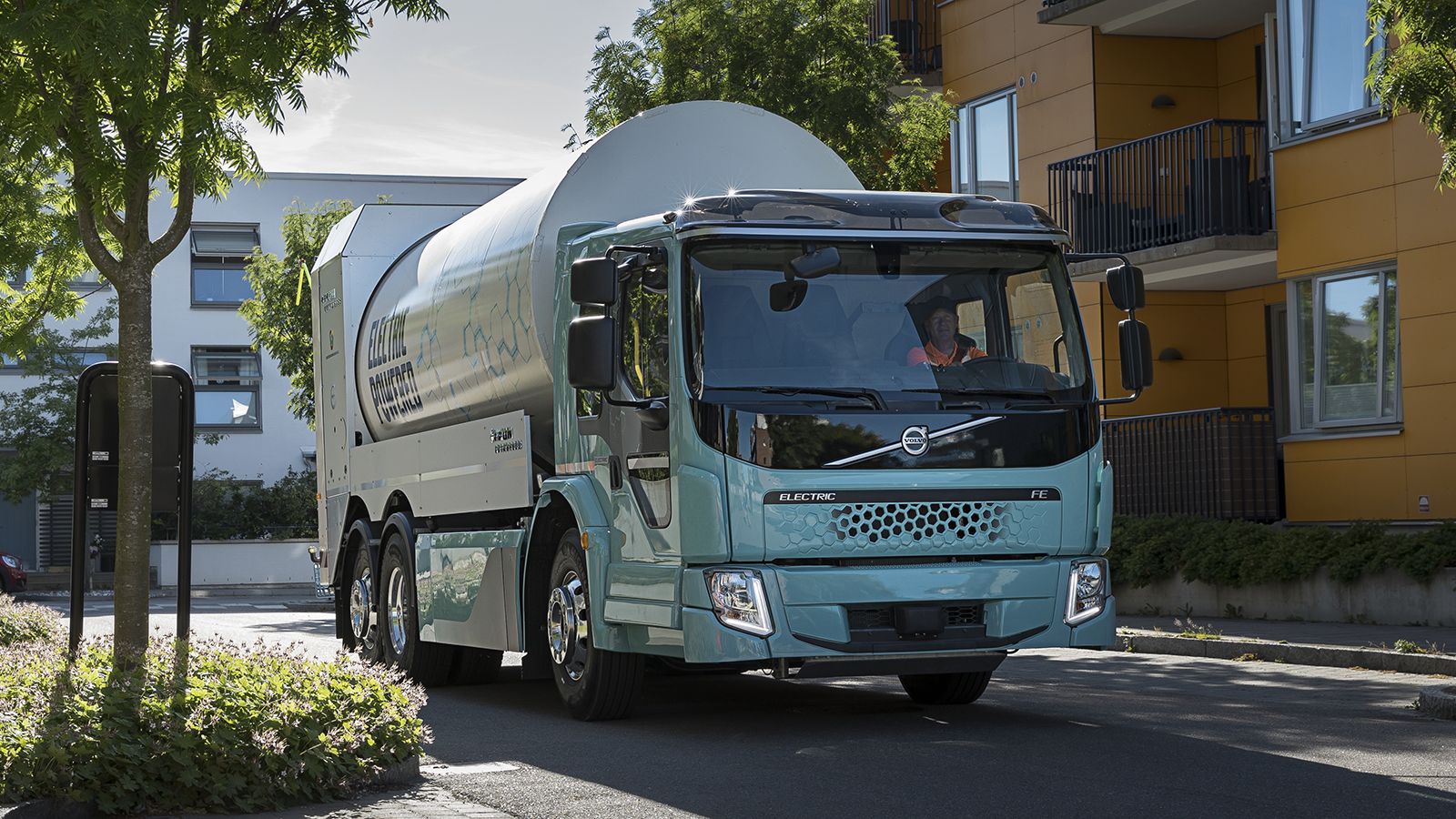 H Volvo Trucks το 2021 σημείωσε πάνω από 1.100 πωλήσεις παγκοσμίως σε περισσότερες από 20 χώρες (στη φωτό το Volvo FE Electric).