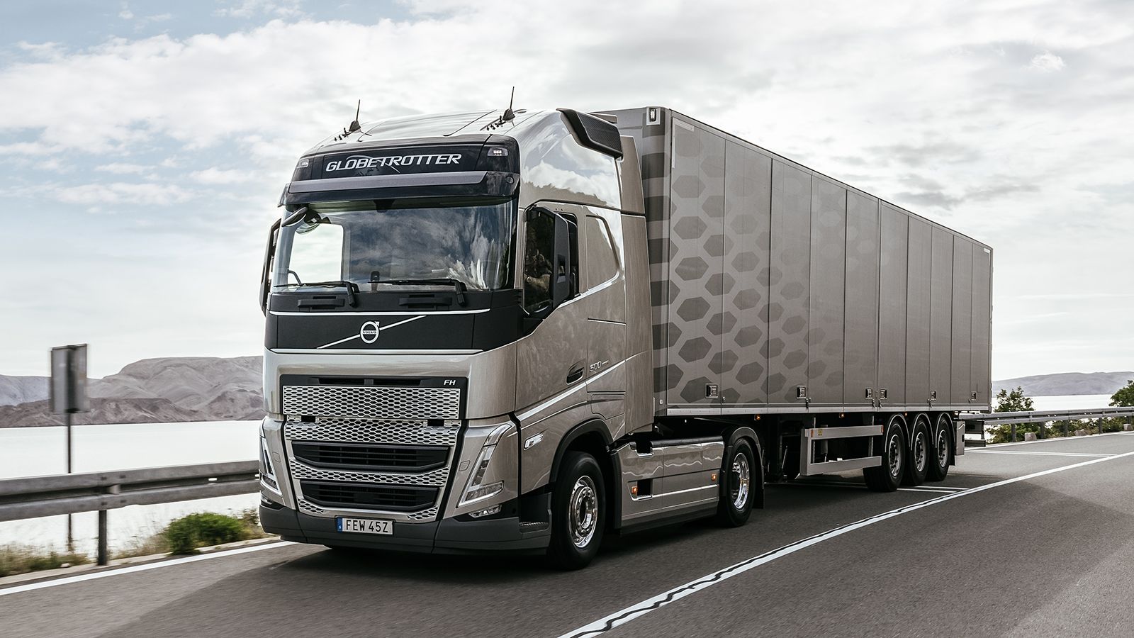 Το μίσθωμα του Volvo FH τεχνολογίας I-Save, περιλαμβάνει πλήρες πακέτο service, ασφάλιση οχήματος και αλλαγή ελαστικών.