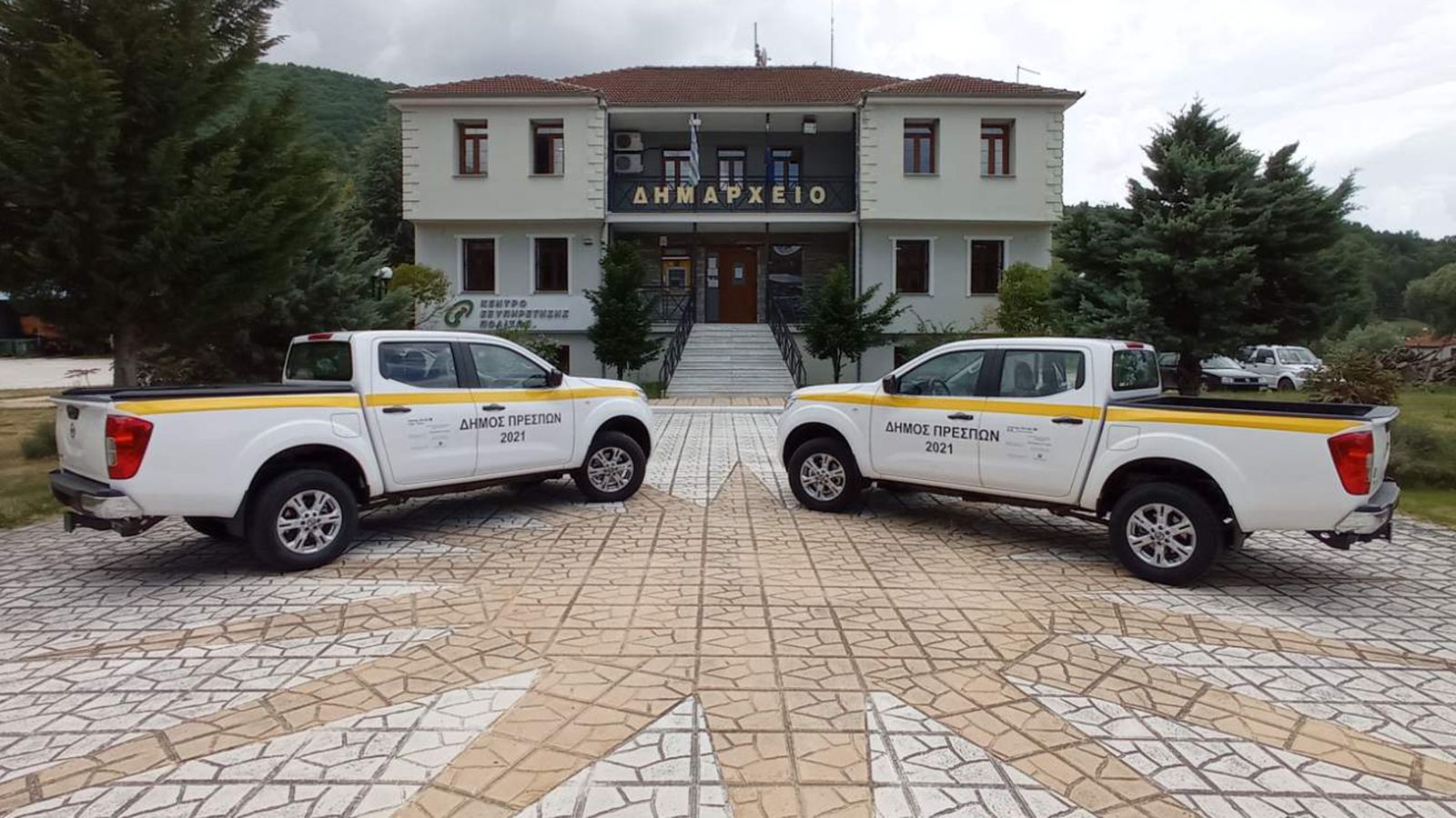 Τα δύο Nissan Navara μπροστά από το Δημαρχείο, έτοιμα να συμβάλουν στις κοινωνικές υποδομές και υπηρεσίες του Δήμου Πρεσπών.