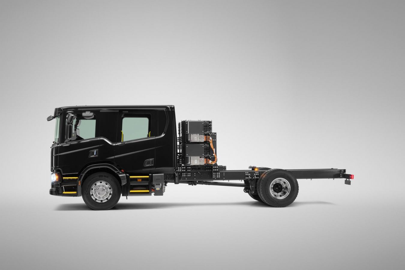 Η Scania τοποθετεί για 1η φορά καμπίνα CrewCab σε ηλεκτρικό φορτηγό!