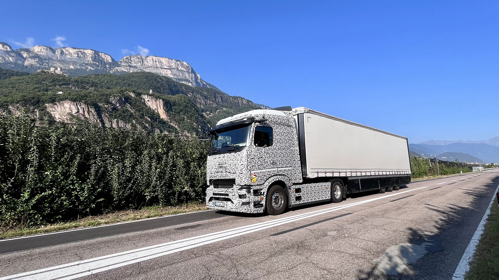 Το ηλεκτρικό e-Actros δοκιμάζεται σε πραγματικές συνθήκες
