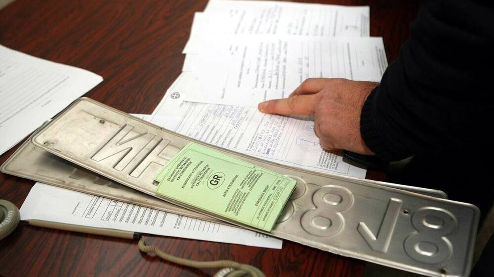 Με ανακοίνωση της η Τροχαία επιστρέφει τις άδειες οδήγησης και τις πινακίδες / άδειες κυκλοφορίας οχημάτων λόγω της εορταστικής περιόδου του Πάσχα.