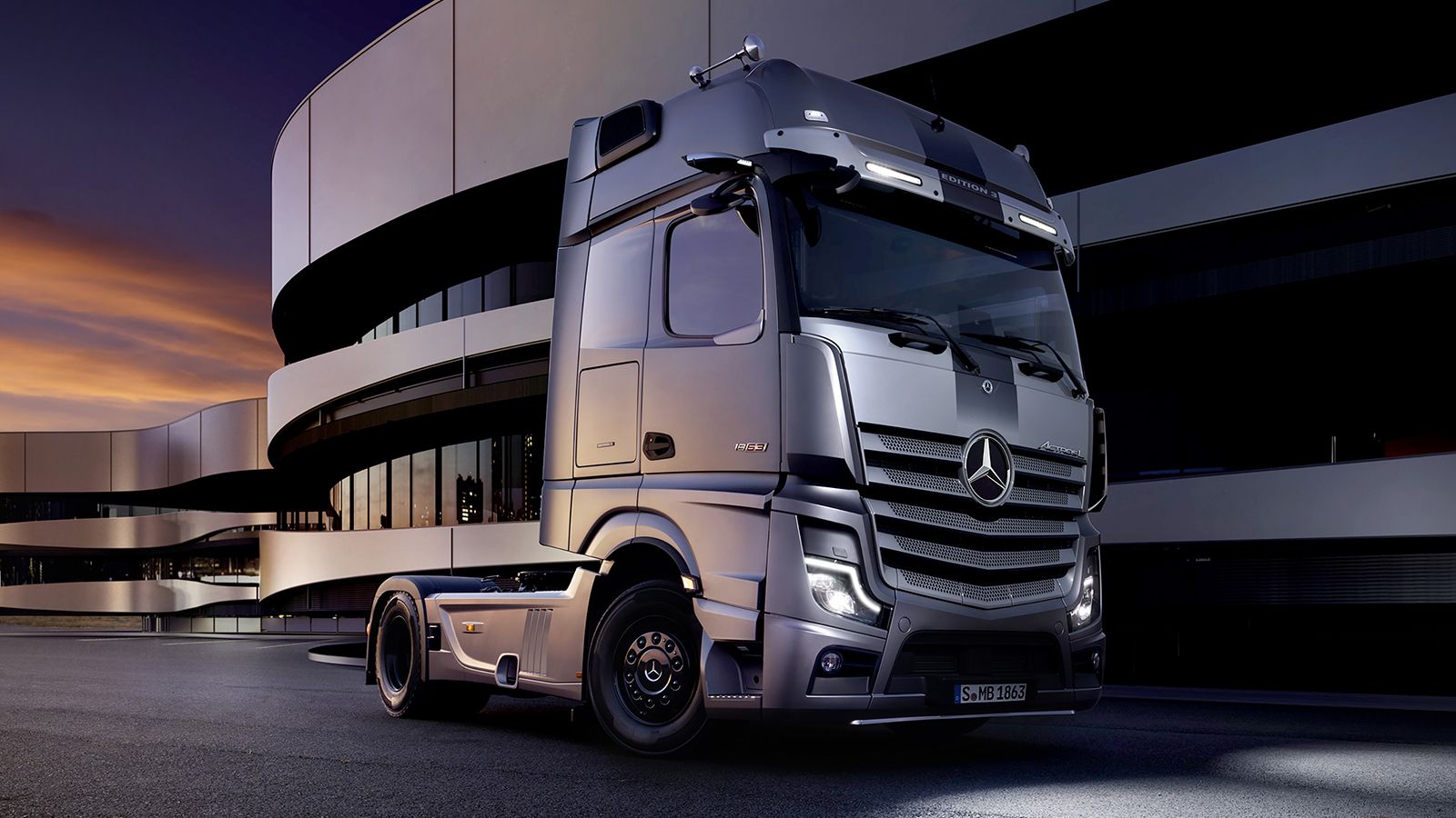 Δείτε 5 σπέσιαλ εκδόσεις του δημοφιλούς Actros, με την τελευταία από όλες να είναι η εικονιζόμενη Actros L Edition 3 που θα κατασκευαστεί σε 400 μονάδ