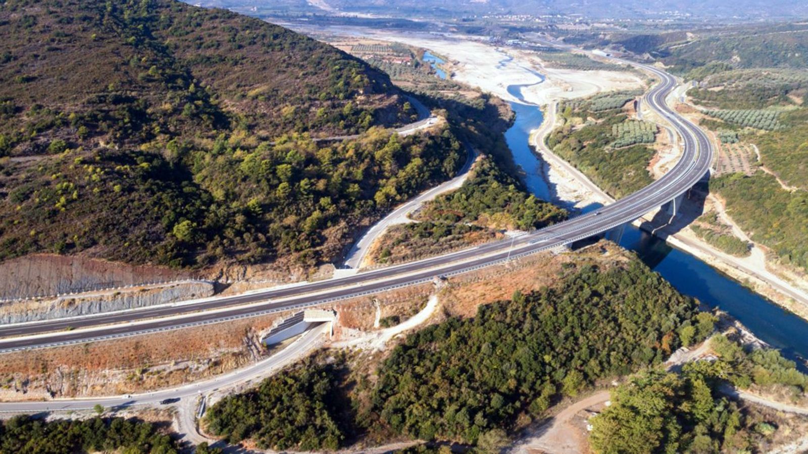 Μέσα στους επόμενους 30 μήνες αναμένεται να έχει ολοκληρωθεί η κατασκευή του νέου οδικού άξονα ¶κτιο – Αμβρακία… 