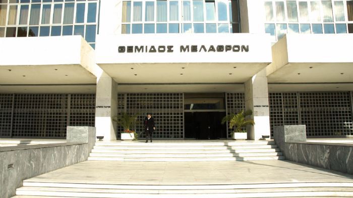 Τι γίνεται με το επικουρικό;