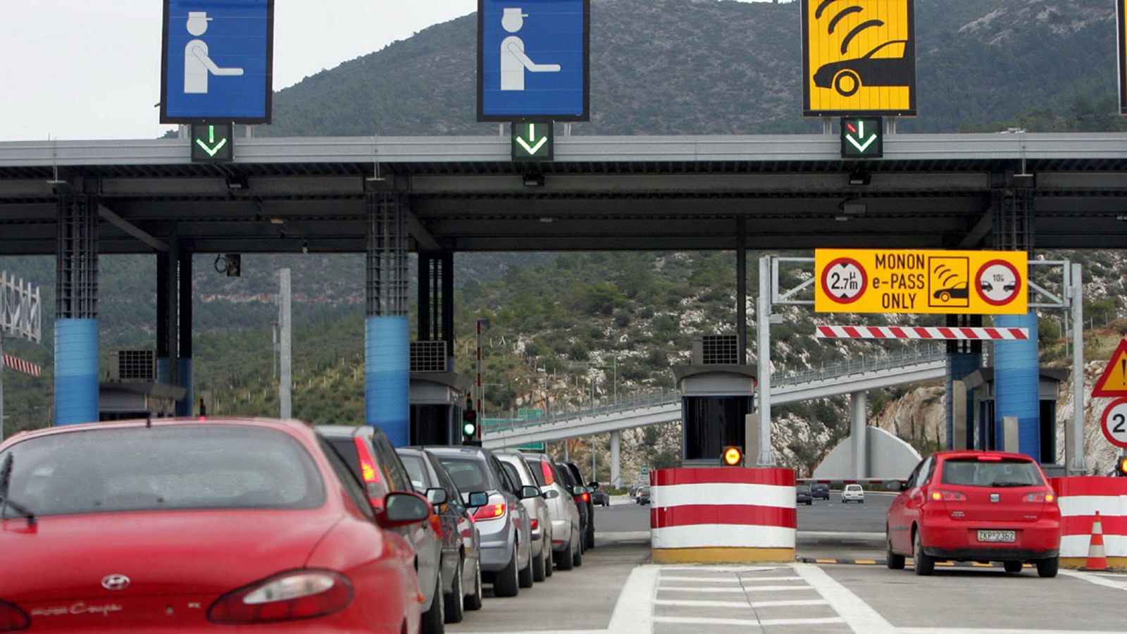 Σταθερά θα παραμείνουν – προς το παρόν- τα κόμιστρα των διοδίων της Αττικής Οδού, τουλάχιστον για τον Ιούνιο του 2016.
