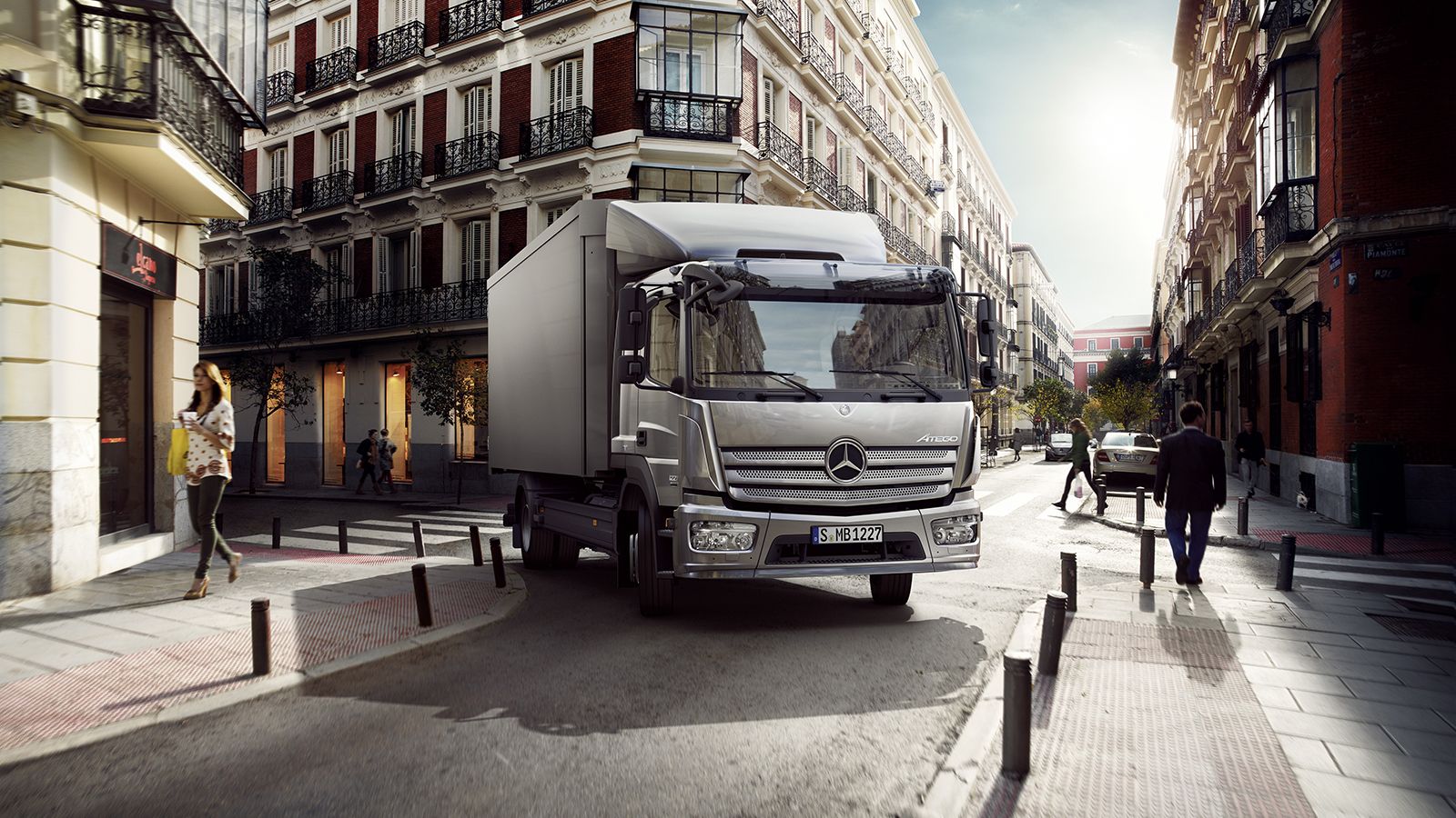 Από μεταφορές μέχρι αποκομιδή απορριμμάτων και από το εργοτάξιο έως τον αυτοκινητόδρομο για μεγάλα ταξίδια (στη φωτό το Mercedes-Benz Atego).