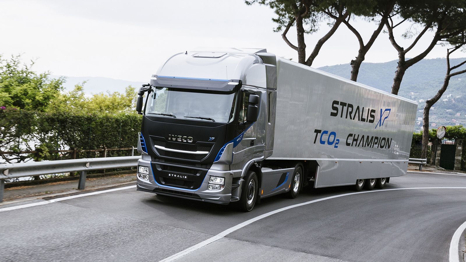 Το Stralis αυτοπροδιορίζεται ως πρωταθλητής στο «TCO2», καθώς το Stralis XP υπόσχεται έως και -5,6% στο TCO αλλά και έως -11% στις εκπομπές CO2.