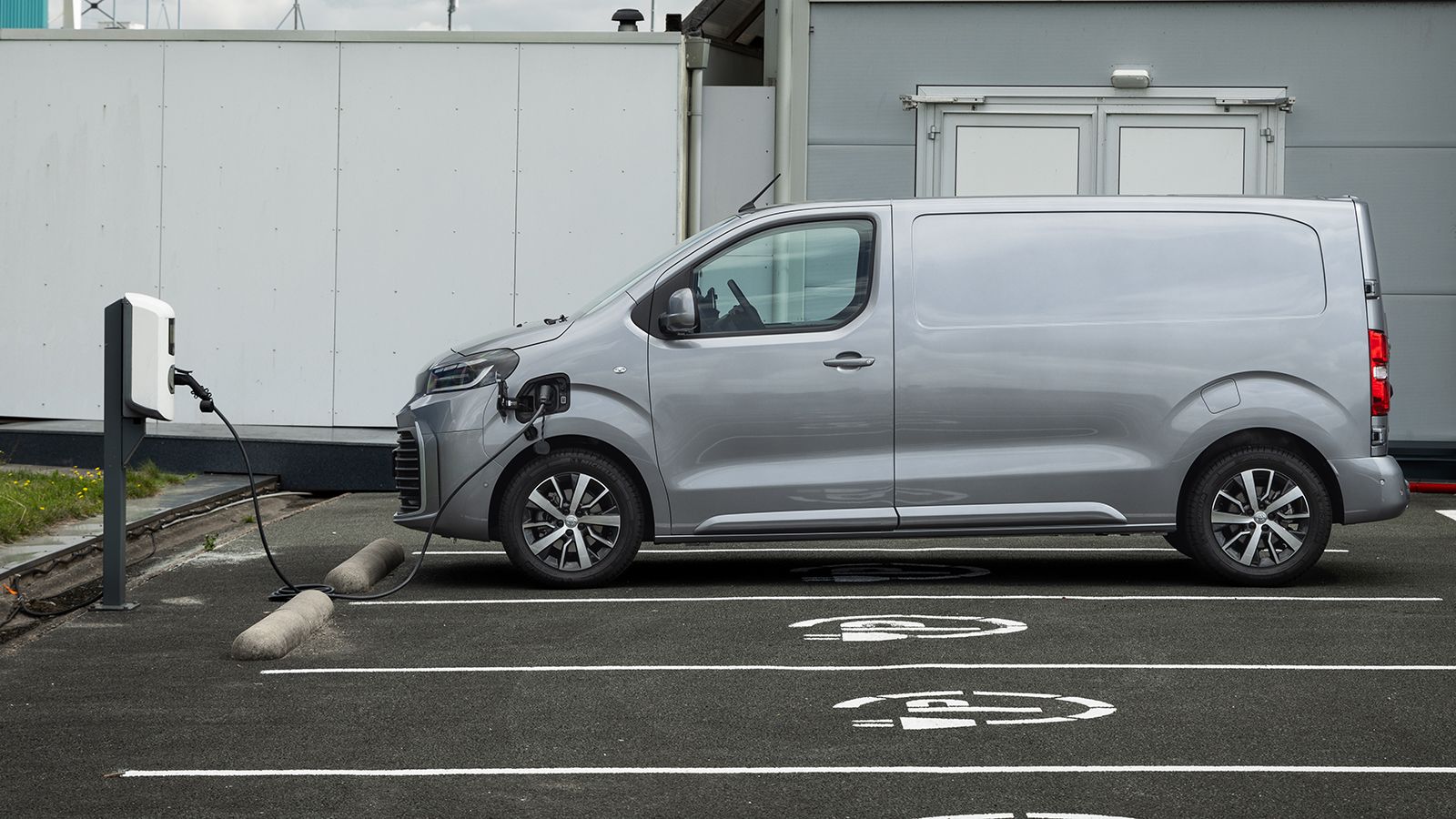 Μικρά e-Vans πόλης: όχημα που φορτίζει σε παροχή