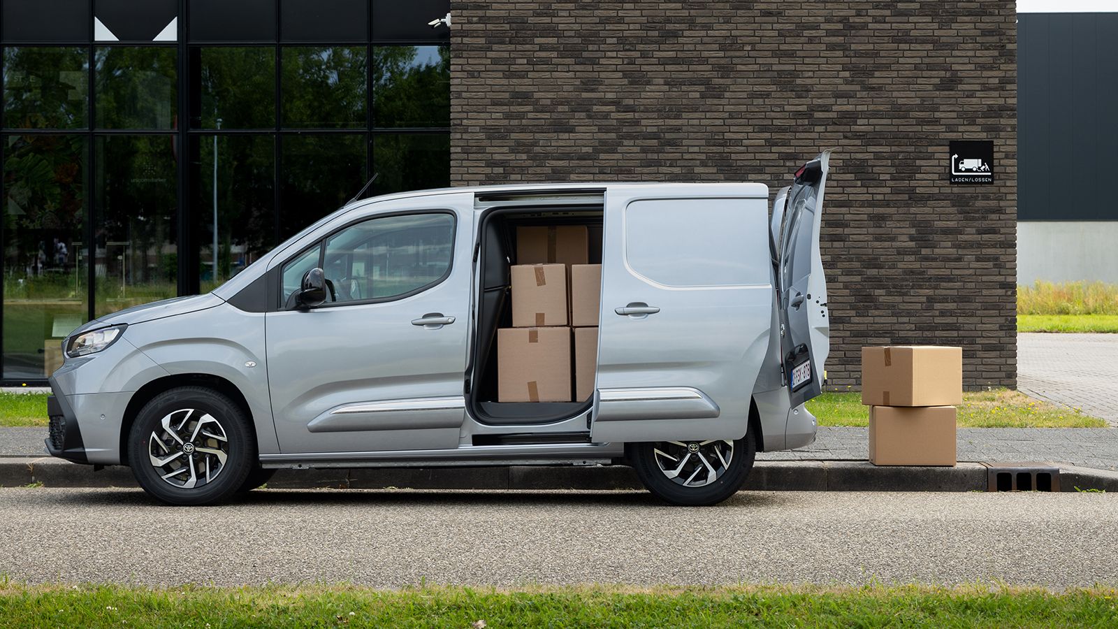 Μικρά e-Vans πόλης: στατικό με ανοικτές τις πόρτες, έτοιμο για φόρτωση