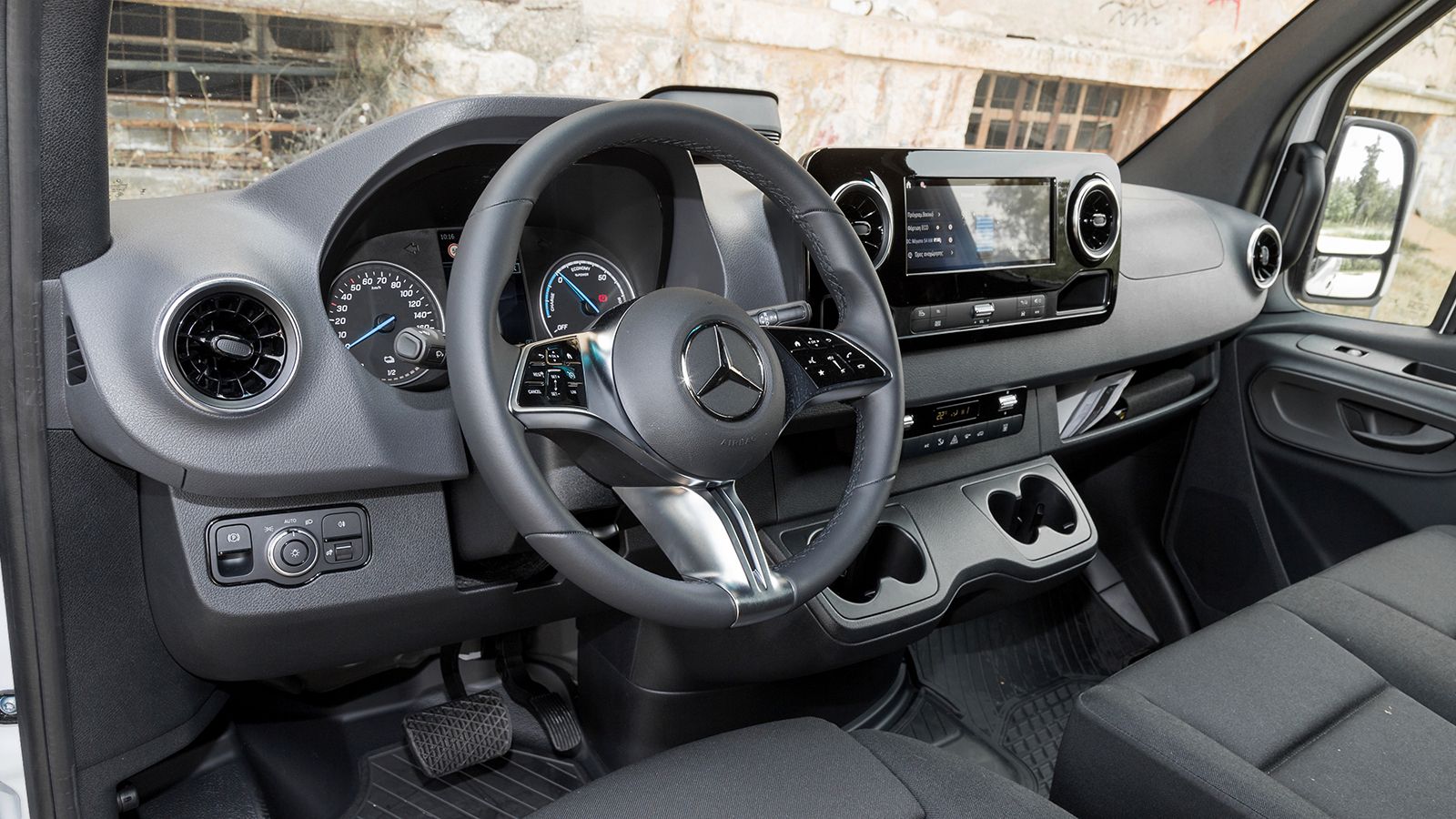 Το Mercedes-Benz Sprinter εξακολουθεί να αποτελεί σημείο αναφοράς στα Μεγάλα Vans ενώ, μέσα στο 2026 αναμένεται να λανσαριστεί πανευρωπαϊκά η νέα γενι
