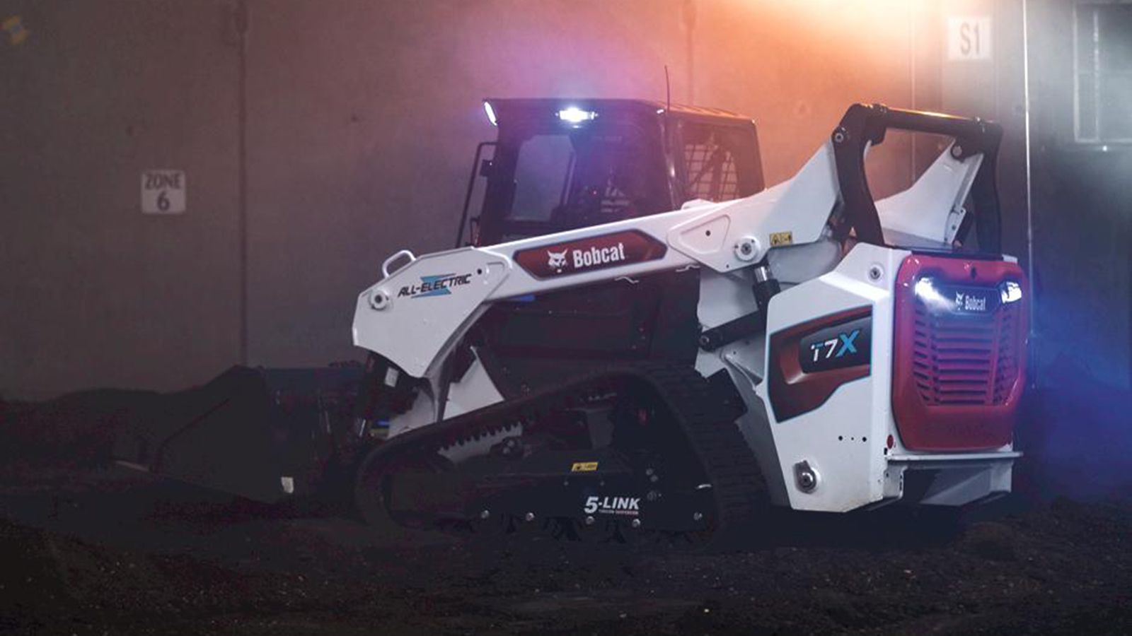 Το Bobcat T7X φέρει ηλεκτροκινητήρα 100 ίππων και μπαταρίες 62 kWh, για συνεχή λειτουργία 4 ωρών ή μια ολόκληρη βάρδια (με διαλείμματα).