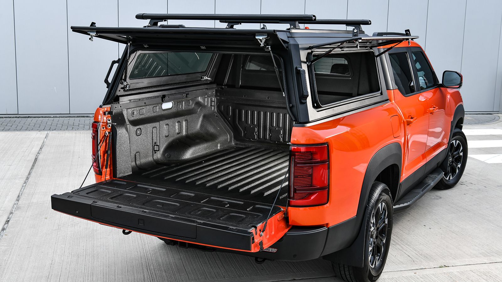 BYD Shark με hardtop Truckman M-Series και ανοιχτά πλευρικά και πίσω ανοίγματα.