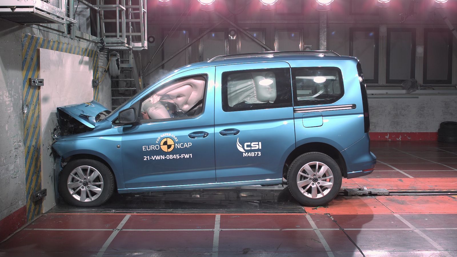 Δοκιμή μετωπικής σύγκρουσης, όπου το νέο VW Caddy προσέκρουσε σε άκαμπτο φράγμα πλήρους πλάτους.