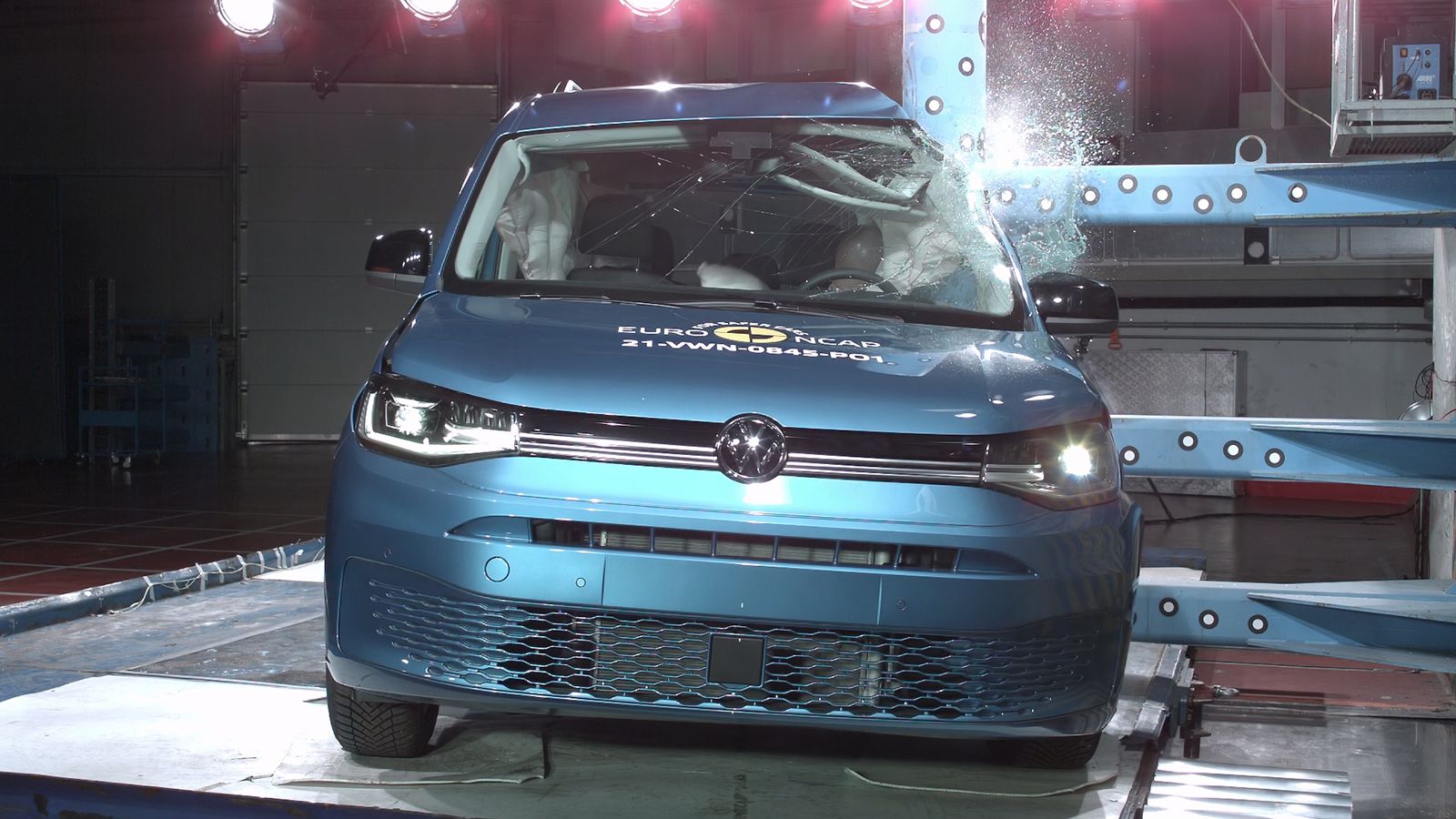 Με 5 αστέρια βαθμολογήθηκε από τον Euro NCAP το νέο VW Caddy Kombi. Στη φωτό η δοκιμασία πλευρικής σύγκρουσης με ένα κινητό φράγμα.