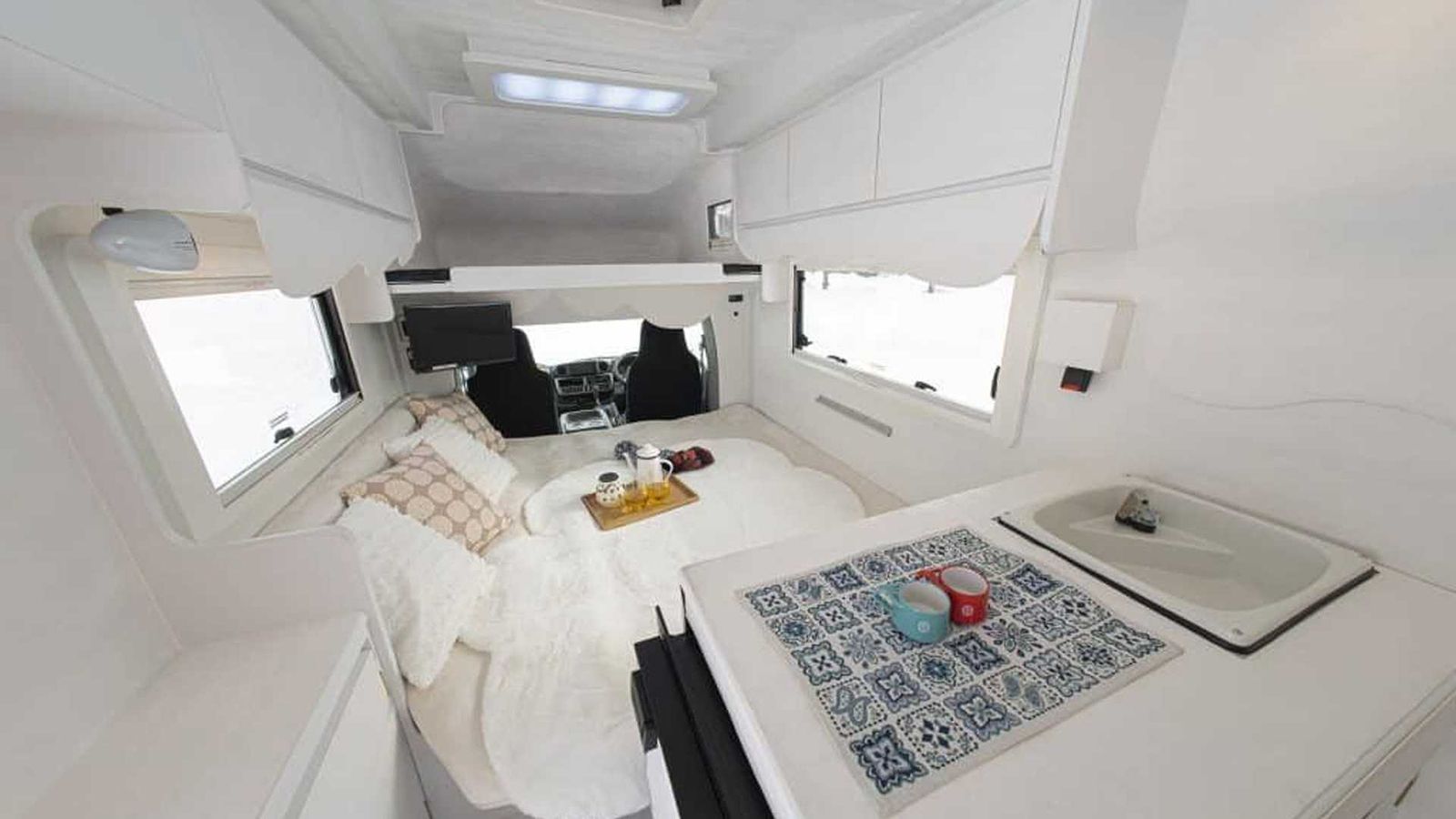 Το εντυπωσιακό Camakuruma Concept Camper διαθέτει ένα μοναδικό εσωτερικό που αντλεί έμπνευση από τα ιγκλού.