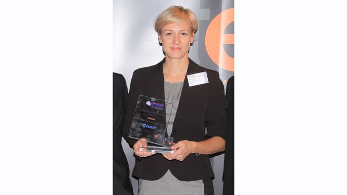 Η κ. Marta Gorska-Pasko, CEE Marketing Manager της CHEP παραλαμβάνει το βραβείο «Translog 2014» για τις υπηρεσίες «Last Mile Solutions».