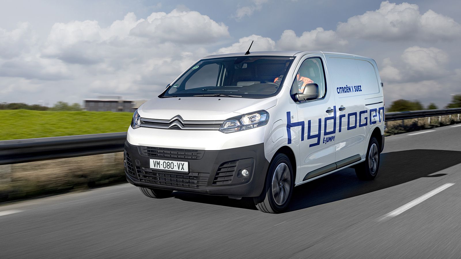 Οι άνθρωποι της SUEZ δοκιμάζουν πρώτοι το Citroen e-Jumpy Hydrogen και επιβεβαιώνουν στην πράξη όσα αναγράφονται στα «χαρτιά».