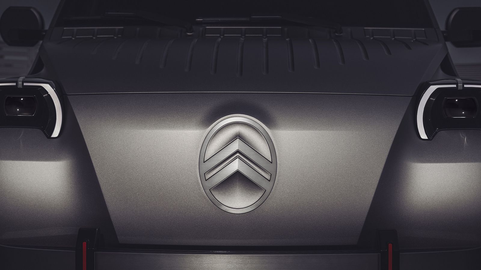 Κοντινό πλάνο στη μάσκα του Citroen 2CV Fourgonnette concept που δείχνει το μεγάλο ασημί σήμα της Citroen και τους στρογγυλούς προβολείς LED.