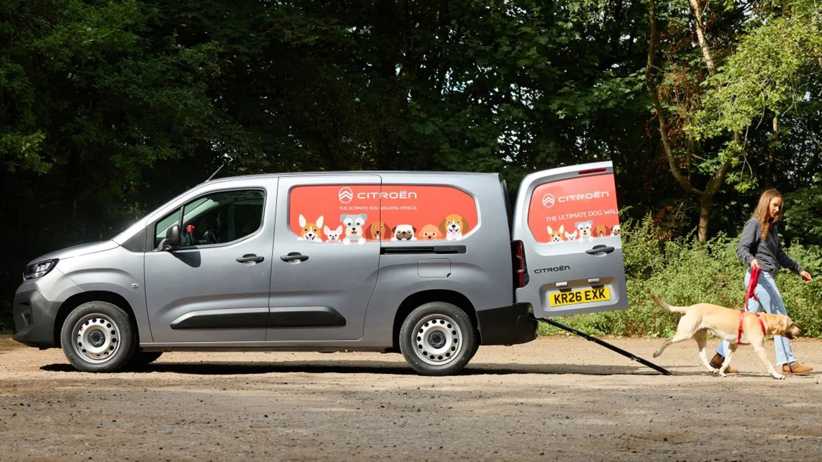 Πλαϊνή όψη του Citroen Pawlingo καθώς dog walker απομακρύνεται με σκύλο.