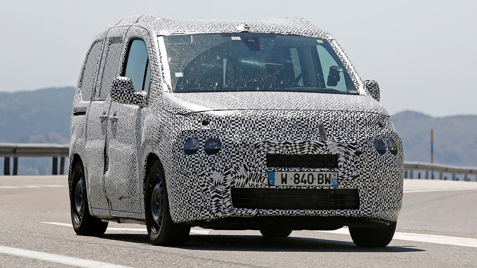 Ολοένα και πληθαίνουν οι κατασκοπευτικές εικόνες του νέου Citroen Berlingo (με εκτεταμένο καμουφλάζ) κατά τη διάρκεια των δοκιμών εξέλιξης του.