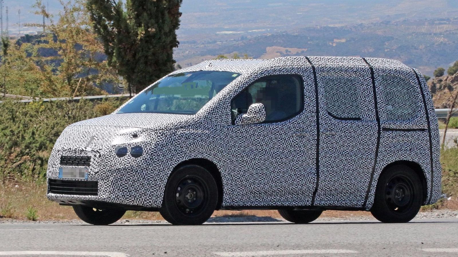 Με βάση τις πρώτες κατασκοπευτικές φωτογραφίες της νέας γενιάς του Citroen Berlingo, σημαντικά αλλαγμένο αναμένεται να είναι το εμπρόσθιο τμήμα του αμ