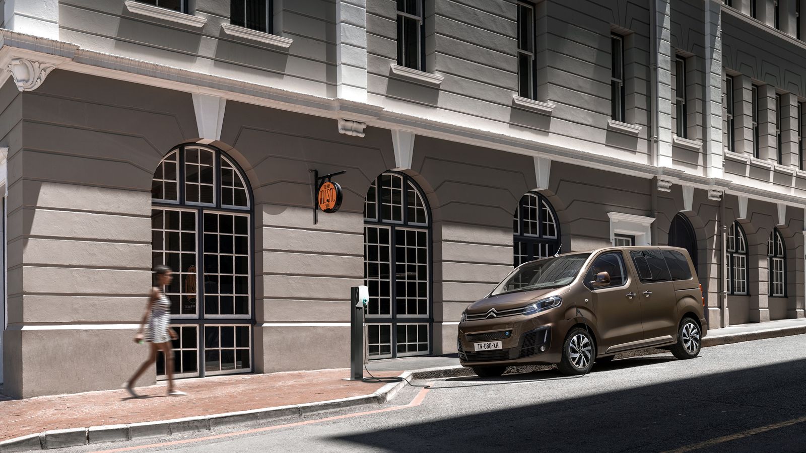 Πολυτελές, πολυθέσιο και προπάντων πλήρως ηλεκτροκίνητο το νέο Citroen e-SpaceTourer που ξεκινά σύντομα τις πωλήσεις του στην ΕΕ.