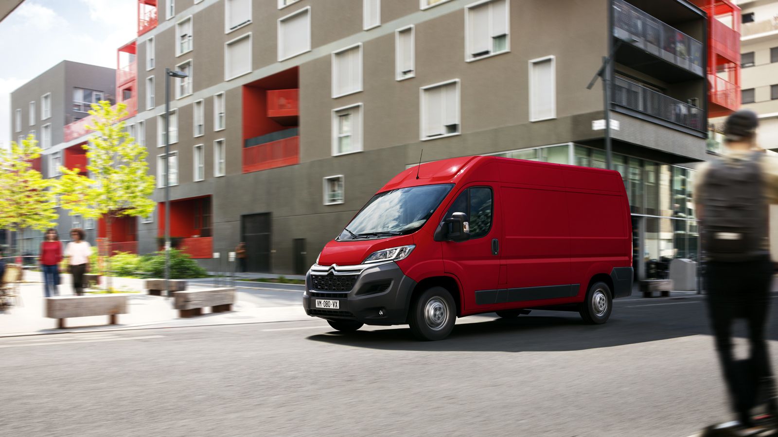 To Citroen Jumper υιοθετεί πολλαπλές τροποποιήσεις στον εξοπλισμό του καθώς και νέους κινητήρες Euro 6d-Temp με απόδοση από 120 – 165 ίππους.