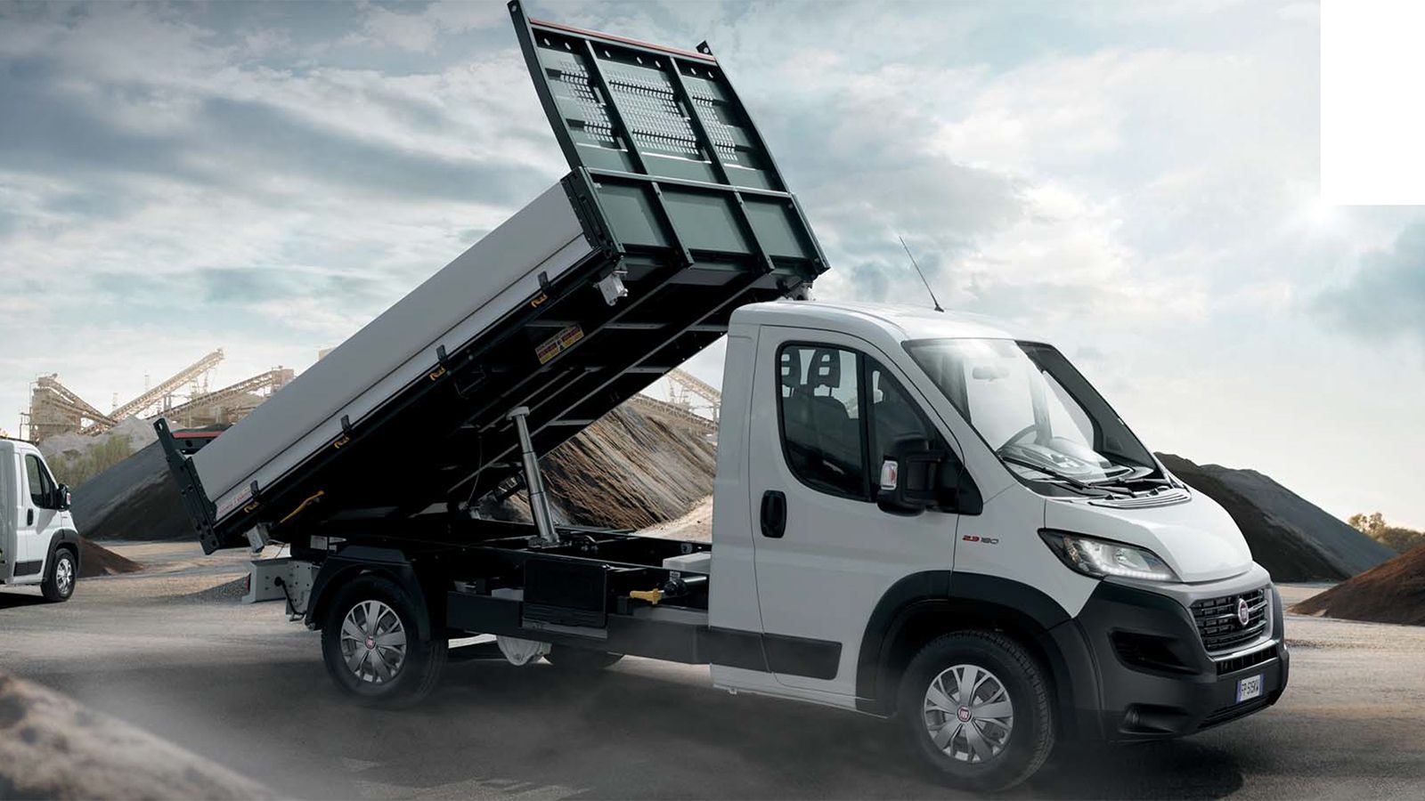 Πλήθος επιλογών διασκεύης για το Fiat Ducato, το οποίο μπορεί να αποκτηθεί με σταθερή ή ανατρεπόμενη καρότσα και μονή ή διπλή καμπίνα.