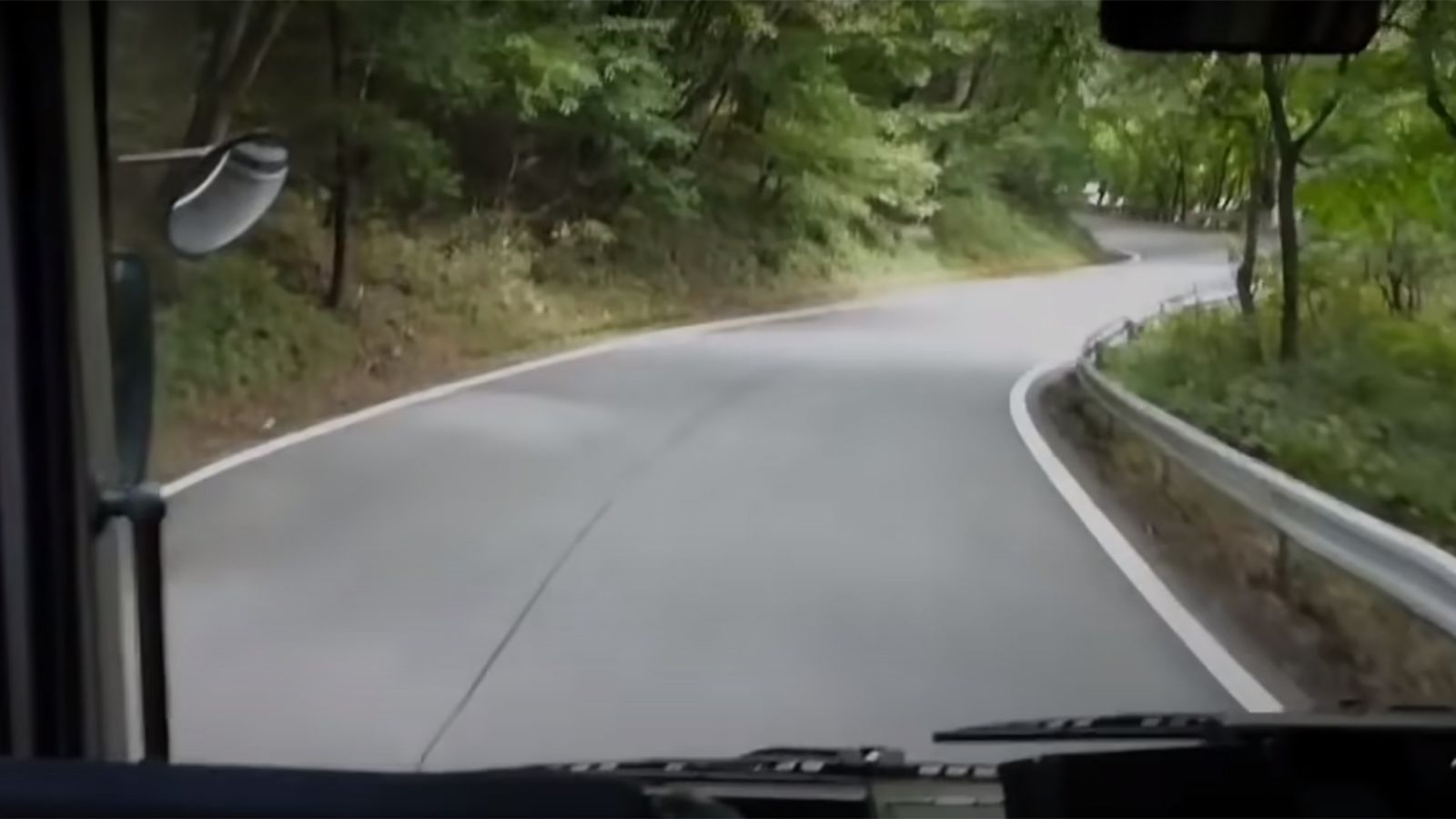 Ενας «τρελός» οδηγός λεωφορείου! (vid)