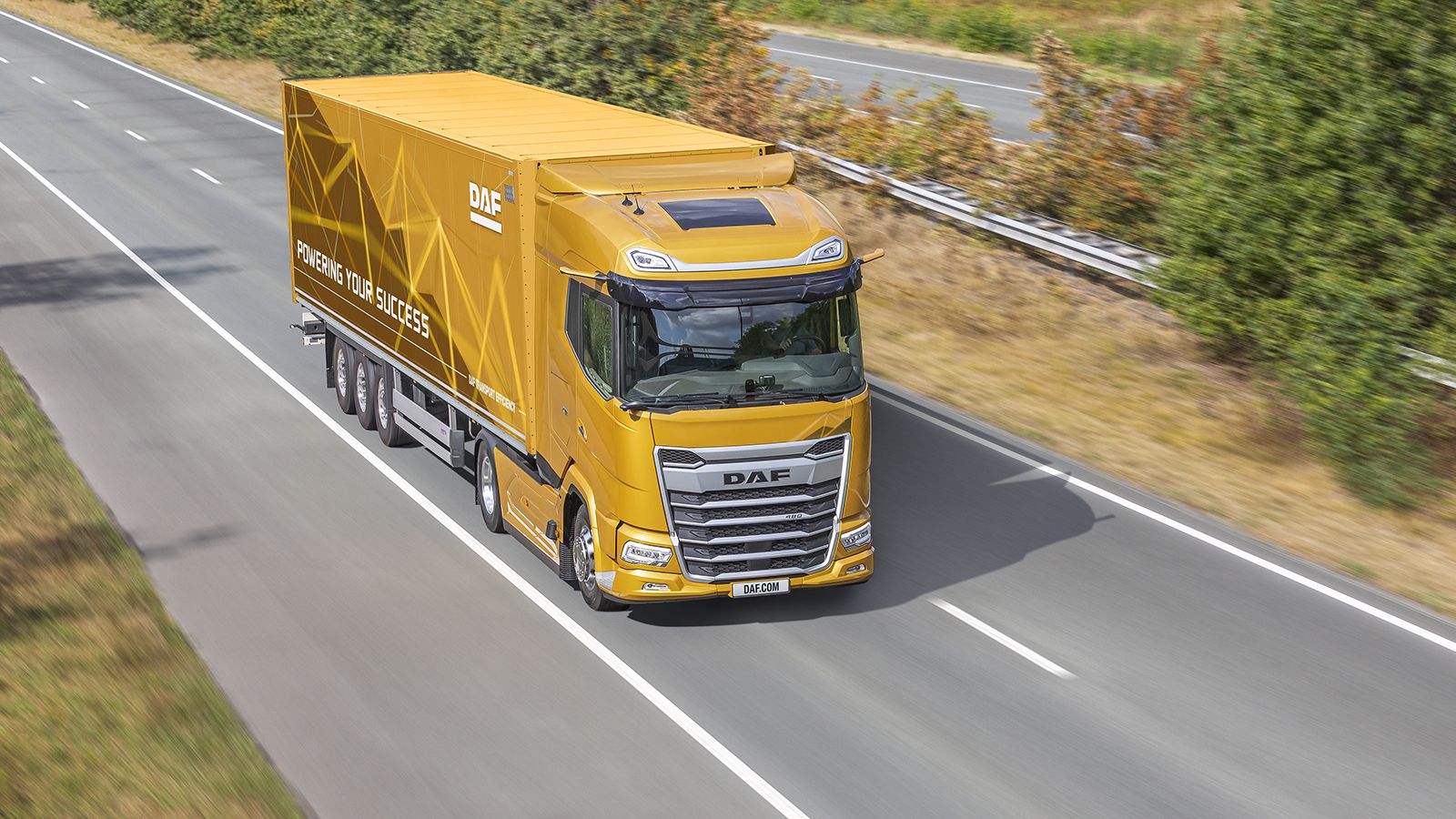 Χρυσαφί DAF XG με επικαθήμενο σε αυτοκινητόδρομο 