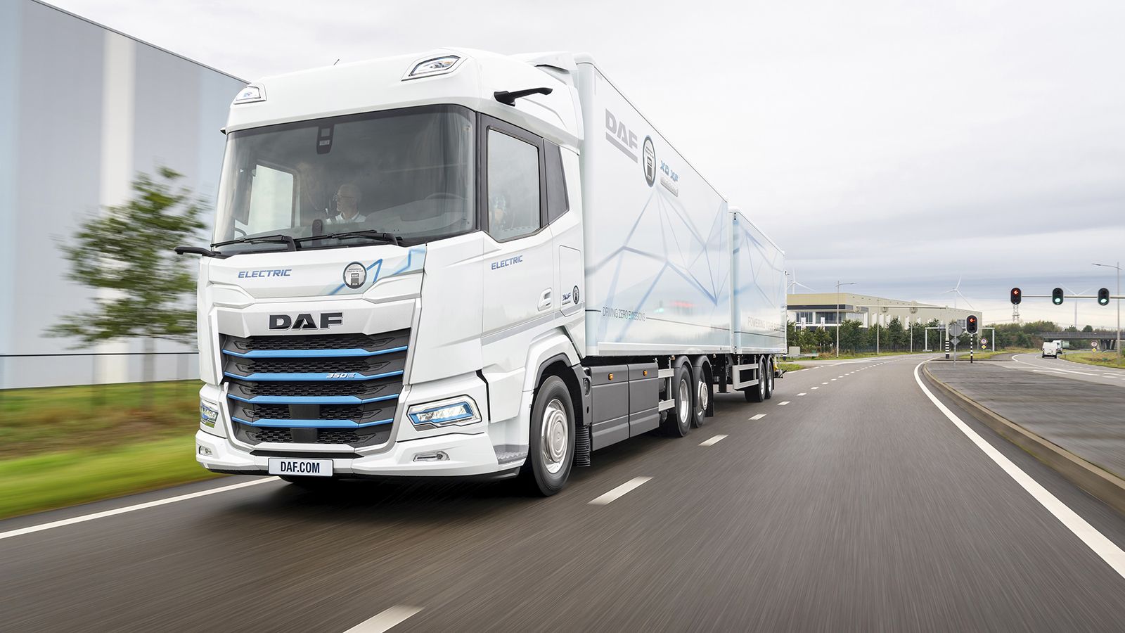 Λευκό DAF XF Electric με συρμό εν κινήσει στον δρόμο 