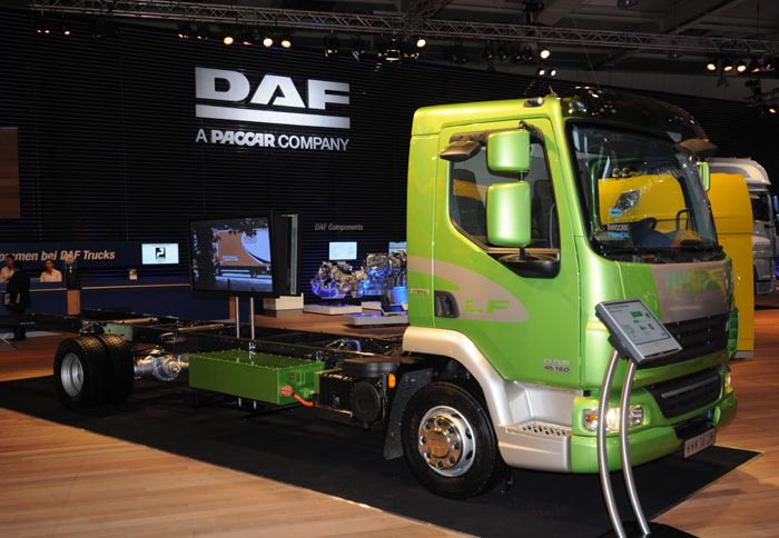 Στην παραγωγή το υβριδικό DAF LF