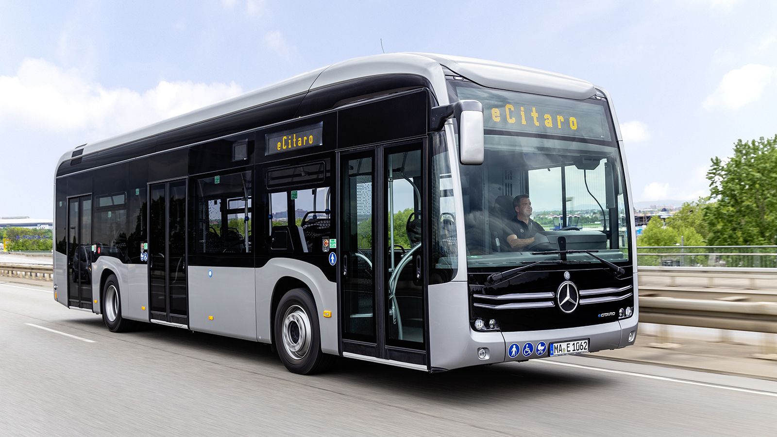Η παραγωγή του Mercedes-Benz eCitaro έχει ξεκινήσει από το 2018 και συνεχώς πληθαίνουν οι πόλεις που βγάζουν το ηλεκτρικό λεωφορείο στους δρόμους τους