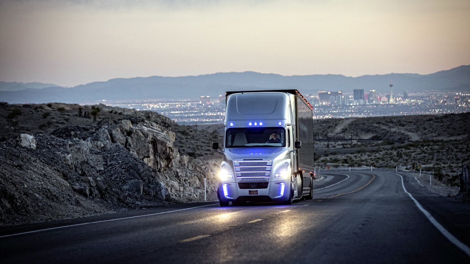 Το Freightliner Inspiration Truck ήταν το 1ο μερικώς αυτόνομο επαγγελματικό όχημα που έλαβε άδεια για να κυκλοφορήσει στους δρόμους των ΗΠΑ.
