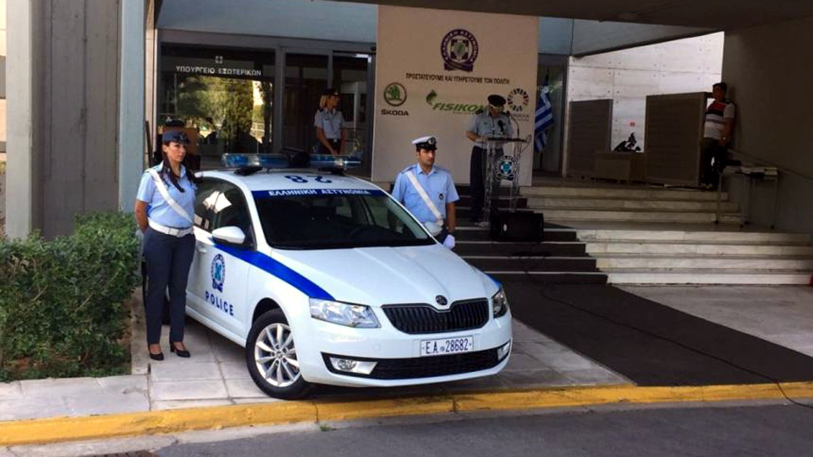 Μια Skoda Octavia ήταν το πρώτο περιπολικό με κινητήρα φυσικού αερίου που δωρίστηκε από τις ΔΕΠΑ και Kosmocar στην Ελληνική Αστυνομία.