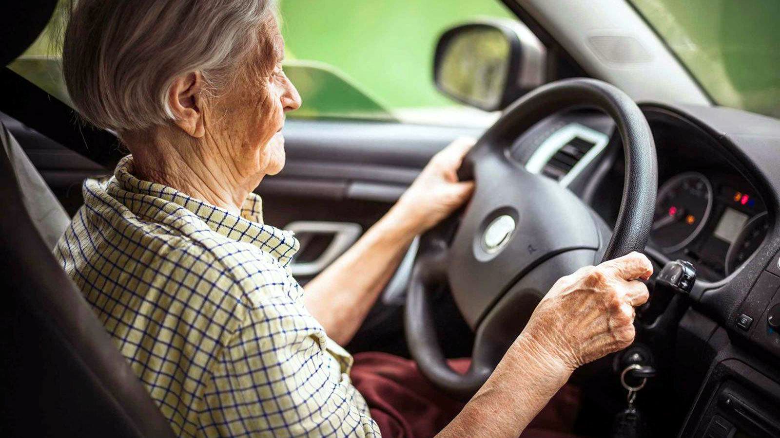 Έως και κατά πέντε μήνες θα μπορεί να παραταθεί η ισχύς της άδειας οδήγησης των οδηγών με ηλικία άνω των 74 ετών, που δεν έχουν καταφέρει να την ανανε