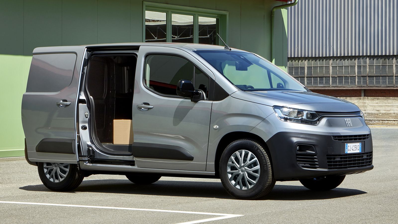 Έκπτωση 2.000 ευρώ και άτοκη χρηματοδότηση. Αυτά είναι τα 2 βασικά από τα προνόμια που προσφέρει η Fiat Professional (και) για τα νέα Doblo και E-Dobl