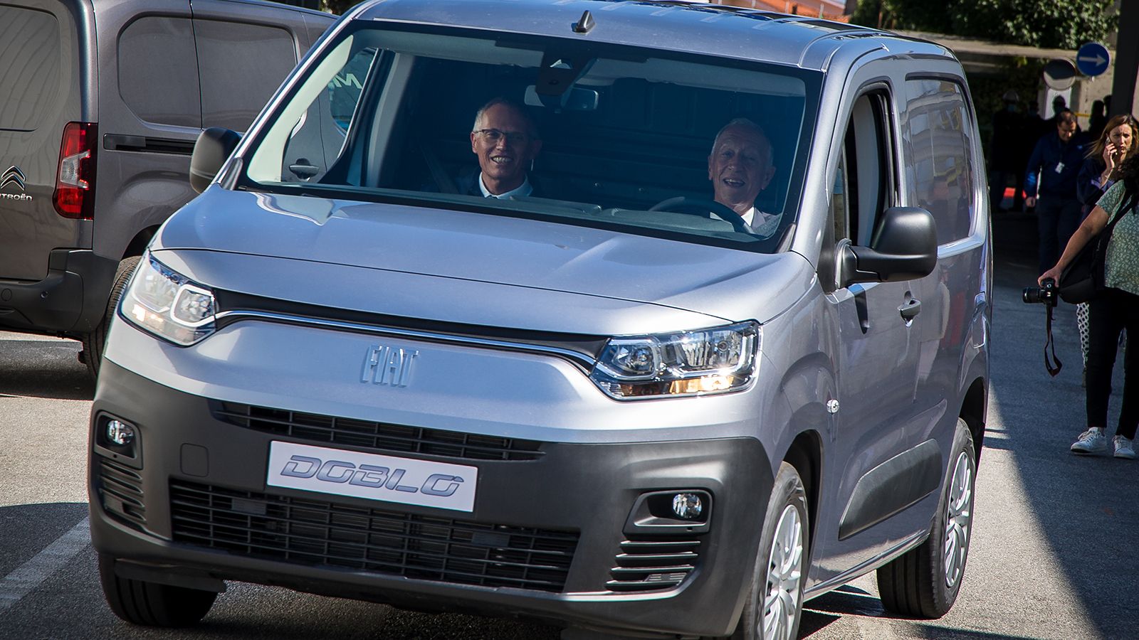 Στο τιμόνι του νέου Fiat Doblo, o Πρόεδρος της Δημοκρατίας της Πορτογαλίας, κ. Marcelo Rebelo de Sousa. Πλάι του, ο CEO της Stellantis, κ. Carlos Tava