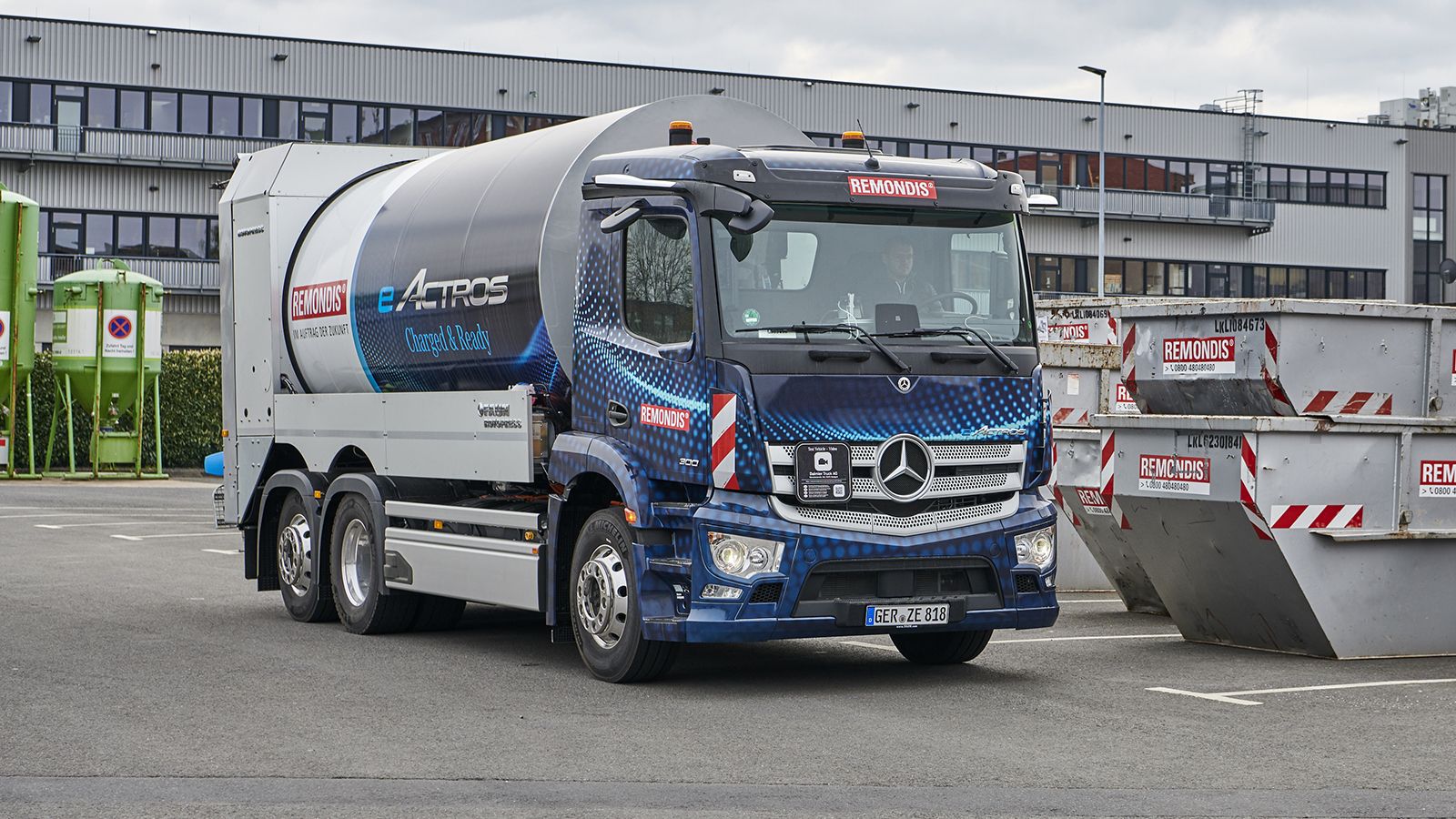 Αποκομιδή απορριμμάτων με ηλεκτρικό Mercedes-Benz eActros.