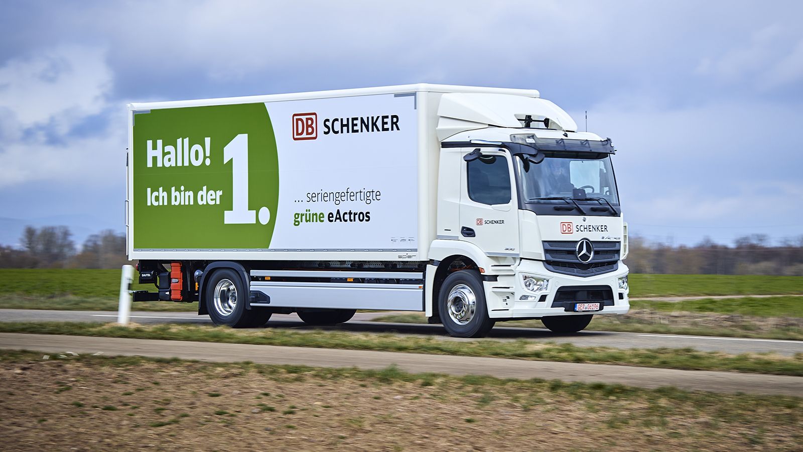 Οι πρώτες μονάδες του ηλεκτρικού Mercedes-Benz eActros (στις 4x2 εκδόσεις των 19 τόνων) αποκτήθηκαν από τις εταιρείες logistics DB Schenker (φωτό) και